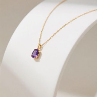 Varëse Gold me Gurë Vjollcë – Elegancë e Pastër